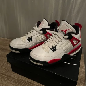Jordan 4 red cement  - Säljer mina Jordan 4 red cement då dom har blivit för små. Storlek 38,5  jag har använt dom ett fåtal gånger så dom ser ut som nya. Kvitto och kartong finns  Nypris: 3149kr  