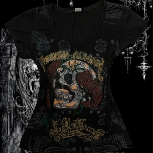 Ed Hardy tröja - T-shirt från Ed Hardy med rhinestones på, tar swish❣️