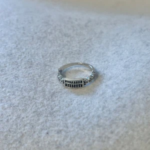 Silver ring - US storlek 8/8.5, diameter cirka 18–18.5 mm, omkrets cirka 56.5–58 mm.  Blanda och matcha dina favoriter! Köp flera artiklar tillsammans för rabatt och spara på frakten.  #silver #ring #vintage #smycken #klassisk