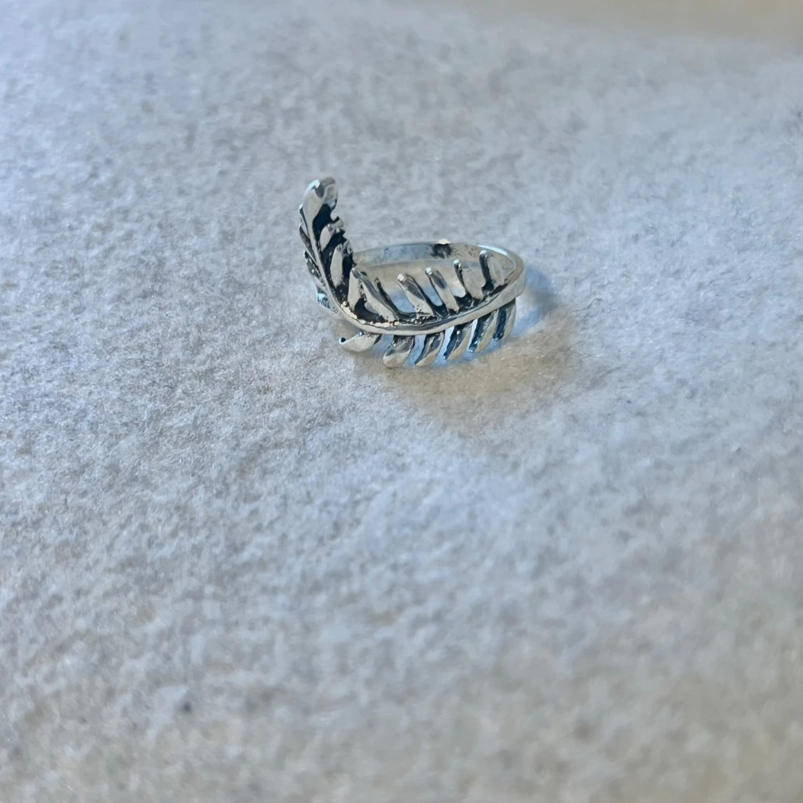 Silverfärgad ring med lövmotiv - 1