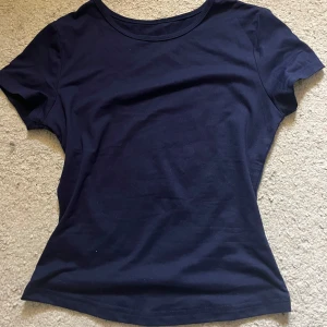 Mörkblå t-shirt - t-shirt ifrån shein aldrig använd storlek s
