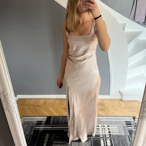 Champagnefärgad/ rosa balklänning - Champagnefärgad/rosa långklänning i satin med smala axelband och en slits på sidan. Helt ny endast testad💓