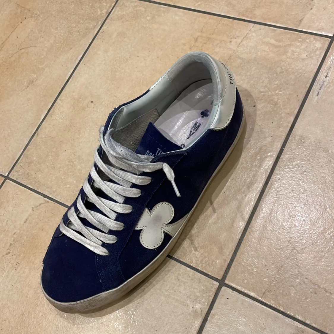 Navy blue skor från the gallerist