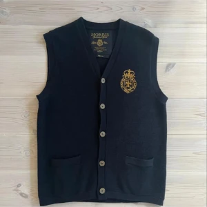 Morris Väst - Snygg Mörk blå väst ifrån Morris | skicket är 10/10, då den inte är använd | Riktigt fet till en daglig outfit | Hör av er för frågor!