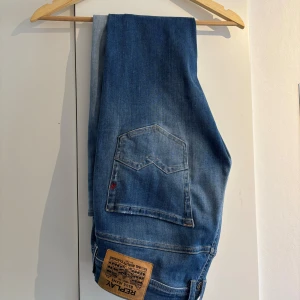 Blå jeans från Replay - Tja, säljer nu ett par riktigt snygga  ljusblåa jeans från Replay i modellen rocco. Jeansen är i riktigt bra skick då dem är sparsamt använda samt inga defekter. Storlek 29. Har du några frågor tveka inte på att höra av dig