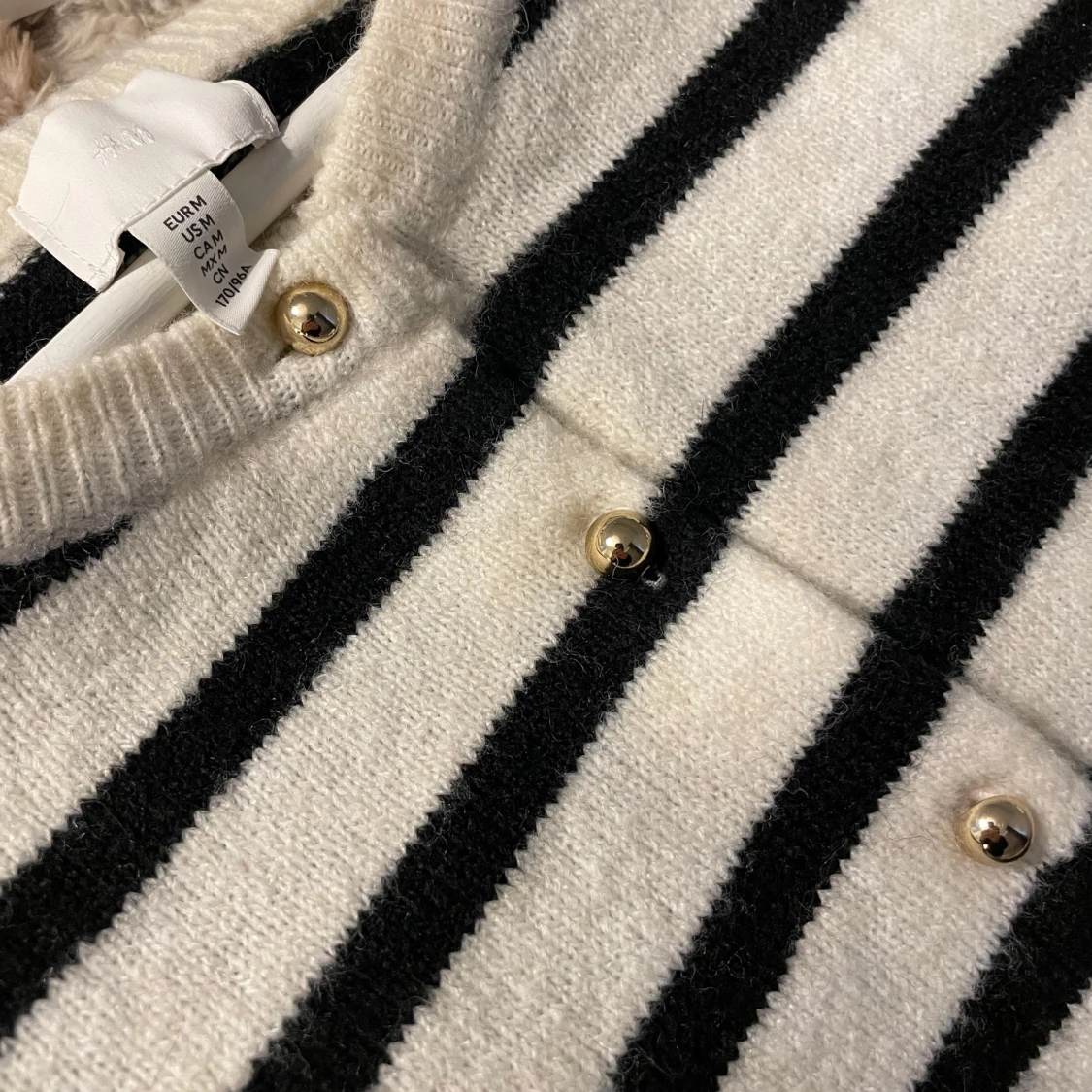 Randig kortärmad kofta med guldfärgade knappar