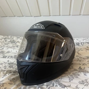 Matt svart hjälm från SMK - Svart hjälm från SMK. Har några få skråmor men är nästintill ny. Säljer då jag inte längre kör moppe. Köpte för runt 1000kr. Skriv för fler bilder 💗