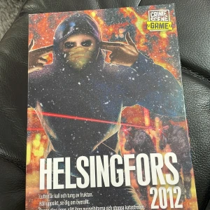 Helsingfors 2012 - Ett spännande brädspel från Crime Scene Game där du måste lösa mysterier och stoppa katastrofer i Helsingfors. Spelet är för 1-6 spelare och rekommenderas för åldrar 18+. Innehåller kort, manual och spelbräde. Köptes för 250
