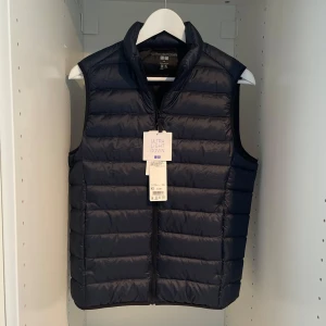 Uniqlo väst - Dunväst från uniqlo. Helt ny aldrig använd, nypris 599 och storleken är xs. Hör av er för mer detaljer. Säljer för 449 kr.