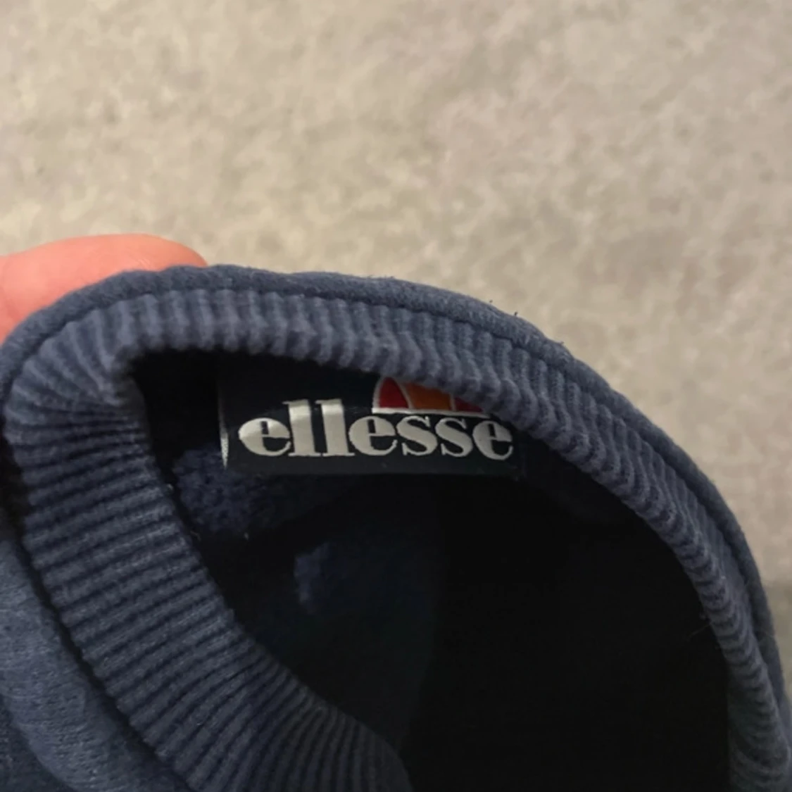 Mörkblå sweatshirt från Ellesse - 2