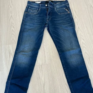 Blå jeans från Replay - Snygga blå jeans från Replay. De har en straight passform och är perfekta för en avslappnad stil. Märkesdetaljer syns på bakfickan. 