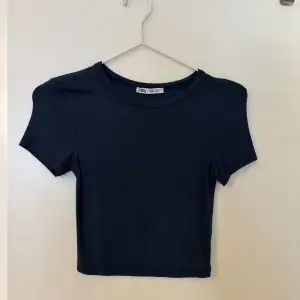 En mörkblå, kort och tight topp från Zara i storlek S. Ingen prislapp kvar men aldrig använd så i mycket bra skick.