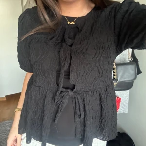 Ginatricot topp - Jätte söt topp ifrån Gina med puffärmar 