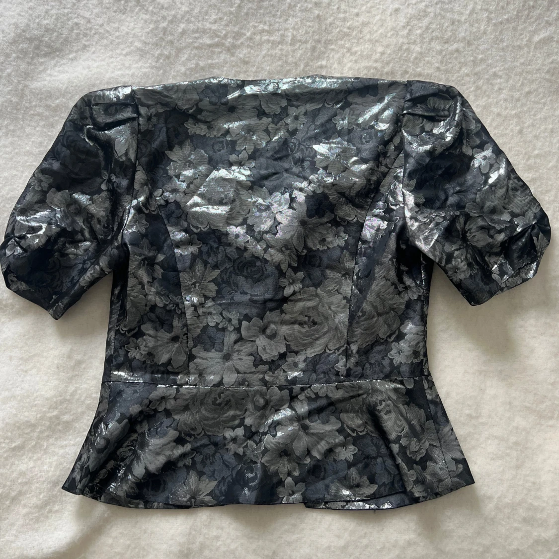 Blus med puffärmar  - 2