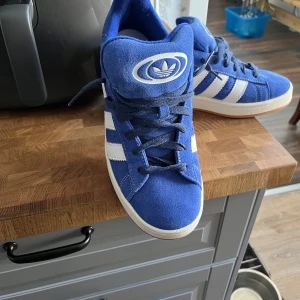 Adidas campus - Säljer ett par Adidas Campus 00 , Blåa i strl 42. Rågummisula, dessa Adidas blev för stora därför säljs dom. Pris kan diskuteras vid snabb affär.