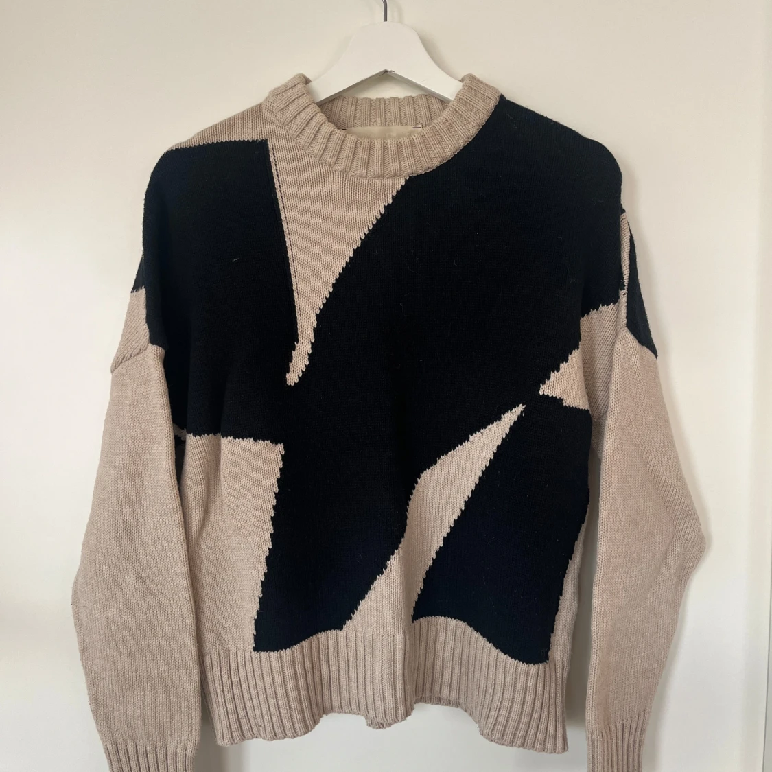 Beige och svart stickad tröja