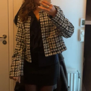 jacka/ kofta - Använd en gång. Är storlek M men passar mer xs pga kort och tight!  väldigt stilren tycker jag!!☺️