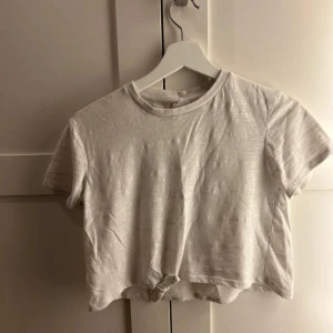Vit t-shirt från Zara Kids - Säljer en enkel och stilren vit t-shirt från Zara Kids. Den har en klassisk rund hals och korta ärmar. Perfekt för en avslappnad look. 🕶️