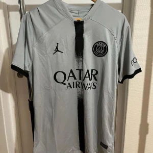 PSG fotbollströja - Helt ny och oanvänd PSG t shirt. 10/10 skick. Riktigt fin och bekväm, rekommenderar starkt!