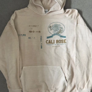 Beige hoodie from Urban Outfitters - Säljer en fin hoodie från urban outfitters. Den är L och har en normal till baggy passform. Inte använd så mkt därav säljer jag. 50% bomull 50% polyester.