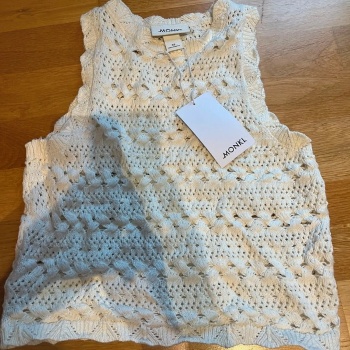 Vit stickad topp från Monki