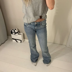 Lowwaist bootcut ljusblå jeans - Lågmidjade byxor från hm jag är 154 men de passar även på min vän som är 173. Innerbenslängden är 78 och midjemått rakt över är 34/35cm❤️