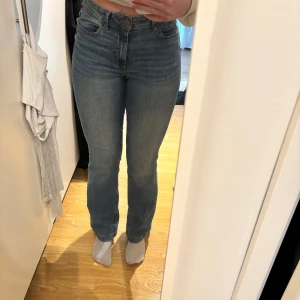 Blå jeans från JDY - Säljer ett par snygga blå jeans från JDY. De är högmidjade med en straight passform som ger en klassisk look. Perfekta för en avslappnad stil.