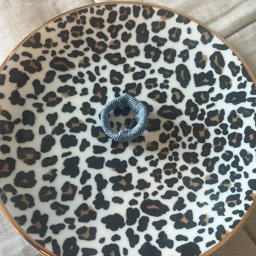 Fin jeansring som ger det där lilla extra till din outfit. Passar perfekt till andra ringar också. Pris kan diskuteras och om ni vill veta måttet så kan jag fixa det!💗. Asusteet.