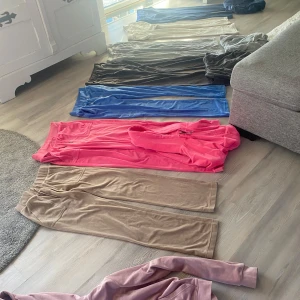 Juicy couture - Jätte fina juicy kläder! Vissa är i bra skick men vissa är i ny skick! Allt från S/M/L. Nypris för allt är 15 000k   Skriv gärna om du vill ha fler bilder på nån del. Och vad du kan ge. Finns tröjor till vissa delar. Har även en svart juicy t shirt i samma material!