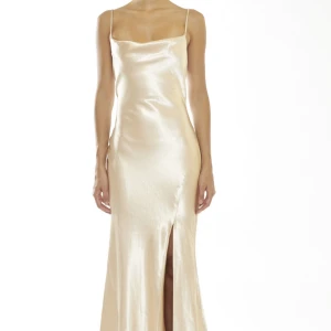 Champagnefärgad sidenklänning från true decadence - Säljer denna true decadence klänningen som jag köpt på Plick. Säljer då den inte passar mig i stoleken.