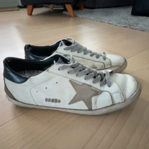 Golden goose strl 42 - Säljer att par vita golden goose skor, de är i använt skick därav det billiga priset. Strl 42