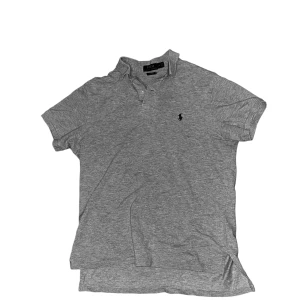  Grå pikétröja Polo Ralph Lauren - Sparsamt använd, Storlek: L. Model/passform: Custom fit.  Skriv vid frågor eller behov av fler bilder!