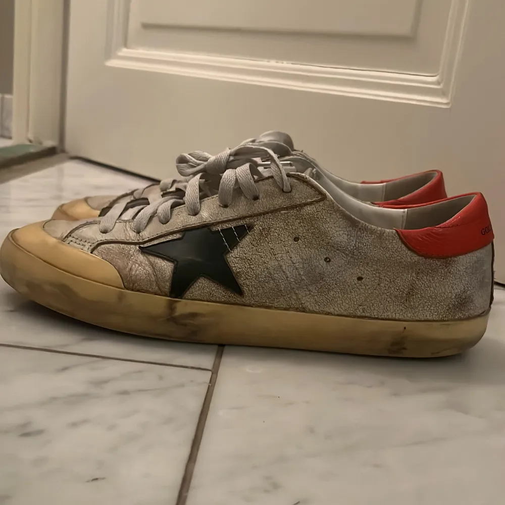 Ett par Golden Goose i modellen superstar. De är sparsamt använda och både låda och påse ingår. . Kengät.