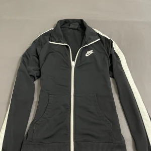 Nike Träningskofta - Träningskofta från Nike. Passande för storlek S-M.
