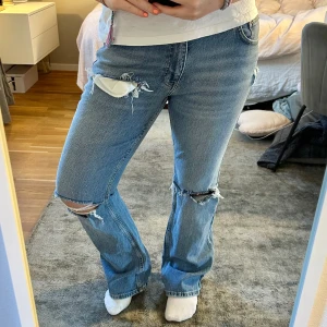 Jeans - Snygga jeans med egengjorda hål💕passar mig som vanligtvis har 38 i jeans