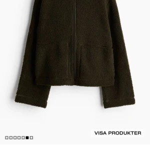 H&M teddy jacka  - Säljer min trendiga och jätte snygga teddy jacka ifrån h&m. Säljer då jag vill köpa en annan jacka. Jackan är i nyskick och har inga tecken på användning. Storlek S och mörkgrön.