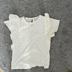 Vit blus med volangdetaljer - Söt blus, aldrig använd