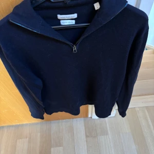 These Glory Days Superior Merino mörkblå - Säljer en These Glory Days Half-Zip I Superior Merino färgen mörkblå i storlek S.