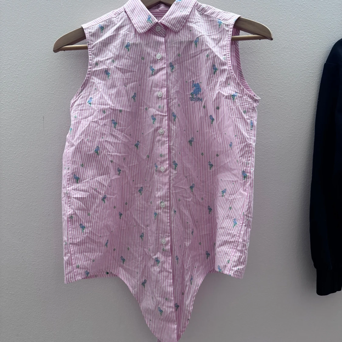 Rosa ärmlös blus med knyt