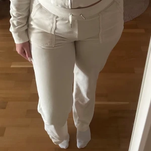 Juicy Couture Set - Säljer ett mjukiställ från Juicy Couture. Vit färg, i fint skick. Byxorna är storlek L men sitter som M då jag brukar ha det. Perfekt i längden då jag är ca 170. Koftan i storlek M. 