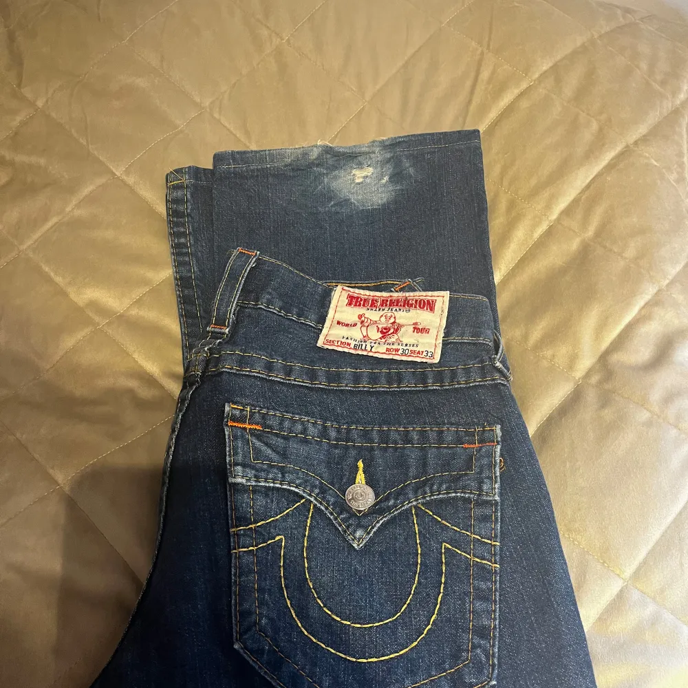 Ett par jätte fina truereligion jeans. Dem har lite slitningar och missfärgning i ändarna av benen som man ser på sista bilden, men man lägger knappt märke till de💕. Jeans & Byxor.