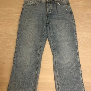 Blå jeans från STR  - Säljer ett par klassiska blå jeans från STR i storlek 38. De har en straight passform och är perfekta för vardagsbruk. Jeansen är i bra skick och har en snygg tvättad look. Perfekta för både höst och vår!