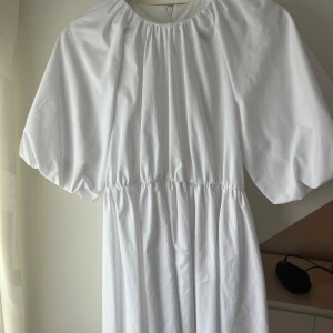 Vit miniklänning  - Vit miniklänning från Asos i mycket bra skick som har använts två gånger. Storlek S och normal i storleken😊klänningen har dragkedja bak i ryggen