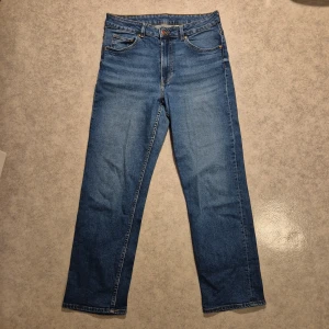 Jeans - Blåa jeans, använda men i bra skick, straight, high waist, ankle length 