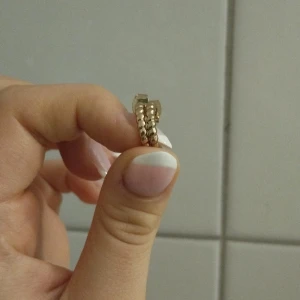 Små gulg hoops - Inte äkta guld 