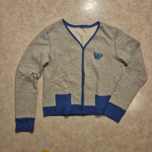 Fjärils-kofta - Hemsydd kofta med fjärils-tygmärke, tryckknappar, grå med blå detaljer, knappt använd