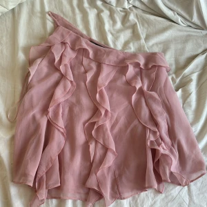 Rosa oneshoulder topp från Zara - Säljer en superfin rosa oneshoulder topp från Zara. Klippt den för bandet var för långt därav priset!  Strl M, men skulle säga att den är S/M