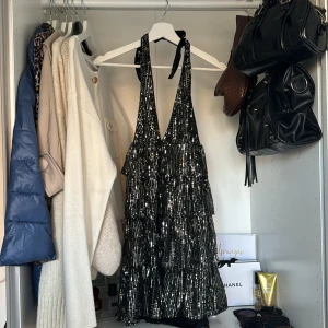 Snygg glitterklänning - Supersnygg glitterklänning jag köpt av en kompis! Helt oanvänd! Super snygg till fest eller utgång