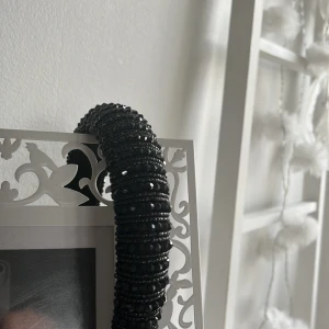 Svart diadem med pärlor - Snyggt svart diadem med glittriga pärlor som ger en elegant touch till vilken outfit som helst. Perfekt för både vardag och fest. Diademet är bekvämt att bära och sitter bra på huvudet. 