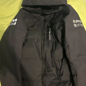 Sail Racing Cape Down Jacket (M) - Nyskick, är använd 2 månader förra vintern. Storlek M. Nypris 4200. Möts upp i stan på säkra platser. (Stockholm)